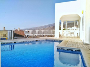 BEAUTIFUL VILLA - 4 bedrooms, heated pool, fibre net, 2 priv car park places, tv channels